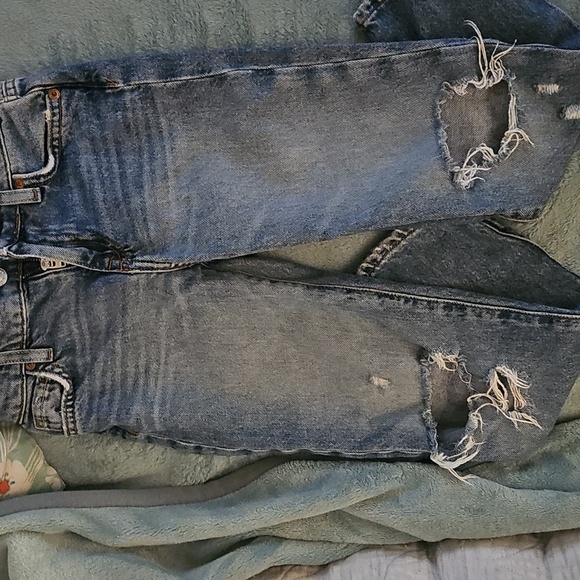 Forever 21 Kids Size 5-6 Blue Relaxed Fit Distressed Jeans - Picture 10 of 10